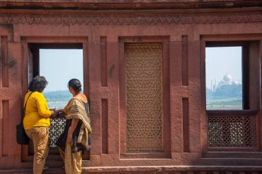 Kızıl Kale, Agra, Hindistan 'dan Taj Mahal' i görmeye gelen romantik Hintli çift..