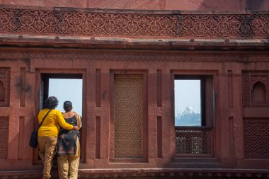 Kızıl Kale, Agra, Hindistan 'dan Taj Mahal' i görmeye gelen romantik Hintli çift..