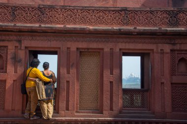 Kızıl Kale, Agra, Hindistan 'dan Taj Mahal' i görmeye gelen romantik Hintli çift..