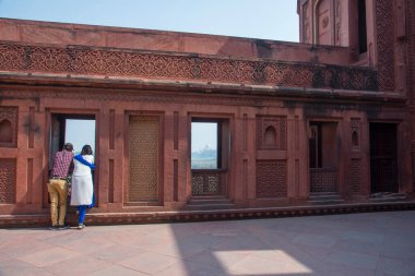 AGRA, INDIA, 14 Şubat 2018: Agra 'daki Kızıl Kale' yi ziyaret eden turistler, UNESCO 'nun Dünya Mirasları adlı çok popüler bir turizm merkezidir.. 