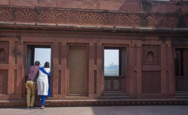 AGRA, INDIA, 14 Şubat 2018: Agra 'daki Kızıl Kale' yi ziyaret eden turistler, UNESCO 'nun Dünya Mirasları adlı çok popüler bir turizm merkezidir.. 
