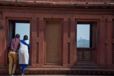 AGRA, INDIA, 14 Şubat 2018: Agra 'daki Kızıl Kale' yi ziyaret eden turistler, UNESCO 'nun Dünya Mirasları adlı çok popüler bir turizm merkezidir.. 