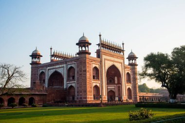 Hindistan 'ın Agra kentindeki bir UNESCO Dünya Mirasları Alanı olan Taj Mahal' in manzarası. Tac Mahal dünya çapında popüler bir aşk sembolüdür.