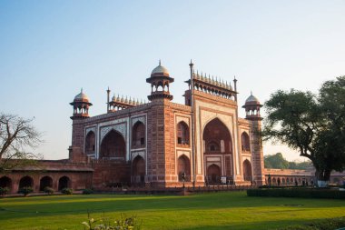 Hindistan 'ın Agra kentindeki bir UNESCO Dünya Mirasları Alanı olan Taj Mahal' in manzarası. Tac Mahal dünya çapında popüler bir aşk sembolüdür.