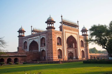 Hindistan 'ın Agra kentindeki bir UNESCO Dünya Mirasları Alanı olan Taj Mahal' in manzarası. Tac Mahal dünya çapında popüler bir aşk sembolüdür.