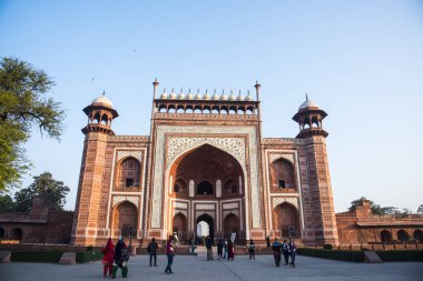 Agra, Hindistan - 15 Şubat 2018: Hindistan ve dünyanın dört bir yanından gelen turistler Tac Mahal 'i ziyaret ediyor, Taj Mahal Agra' da bir UNESCO Dünya Mirası sahası.