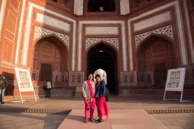 Kızıl Kale, Agra, Hindistan 'dan Taj Mahal' i görmeye gelen romantik Hintli çift..
