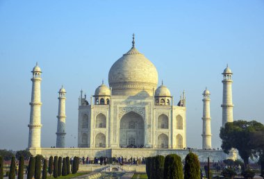 Hindistan 'ın Agra kentindeki bir UNESCO Dünya Mirasları Alanı olan Taj Mahal' in manzarası. Tac Mahal dünya çapında popüler bir aşk sembolüdür..