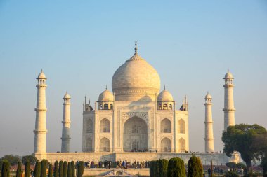 Hindistan 'ın Agra kentindeki bir UNESCO Dünya Mirasları Alanı olan Taj Mahal' in manzarası. Tac Mahal dünya çapında popüler bir aşk sembolüdür..