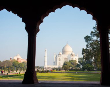 Hindistan 'ın Agra kentindeki bir UNESCO Dünya Mirasları Alanı olan Taj Mahal' in manzarası. Tac Mahal dünya çapında popüler bir aşk sembolüdür..