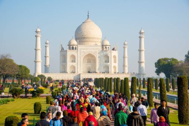 AGRA, Hindistan 15 Şubat 2018: Hindistan ve dünyanın dört bir yanından gelen turistler Tac Mahal 'i ziyaret ediyor, Tac Mahal Agra' daki UNESCO Dünya Mirası bölgesi..