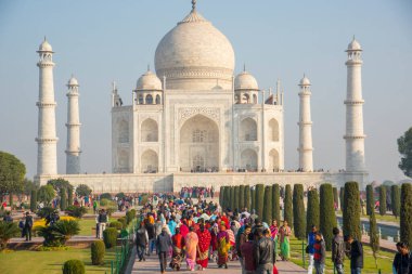 Agra, Hindistan - 15 Şubat 2018: Hindistan ve dünyanın dört bir yanından gelen turistler Tac Mahal 'i ziyaret ediyor, Taj Mahal Agra' da bir UNESCO Dünya Mirası sahası.