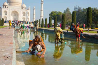 Agra, Hindistan - 15 Şubat 2018: Hindistan ve dünyanın dört bir yanından gelen turistler Tac Mahal 'i ziyaret ediyor, Taj Mahal Agra' da bir UNESCO Dünya Mirası sahası.