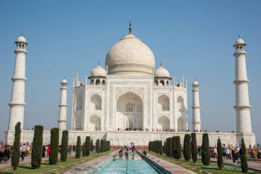 Hindistan 'ın Agra kentindeki bir UNESCO Dünya Mirasları Alanı olan Taj Mahal' in manzarası. Tac Mahal dünya çapında popüler bir aşk sembolüdür..