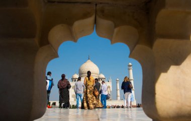 AGRA, Hindistan 15 Şubat 2018: Hindistan ve dünyanın dört bir yanından gelen turistler Tac Mahal 'i ziyaret ediyor, Tac Mahal Agra' daki UNESCO Dünya Mirası bölgesi..