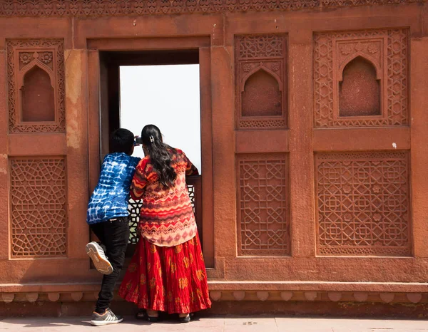 AGRA, INDIA, 14 Şubat 2018: Agra 'daki Kızıl Kale' yi ziyaret eden turistler, UNESCO 'nun Dünya Mirasları adlı çok popüler bir turizm merkezidir.. 