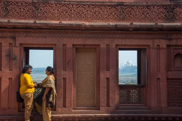 Romantiskt Indiskt Par Ser Taj Mahal Från Rött Fort Agra — Stockfoto