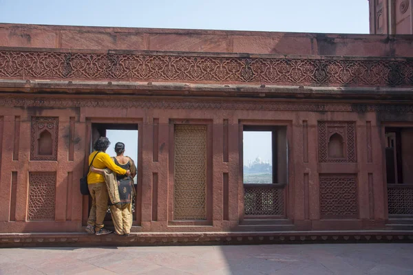 Romantiskt Indiskt Par Ser Taj Mahal Från Rött Fort Agra — Stockfoto