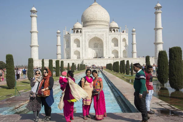 Agra India February 2018 인도와 타지마할을 방문하는 관광객 타지마할은 아그라에 — 스톡 사진