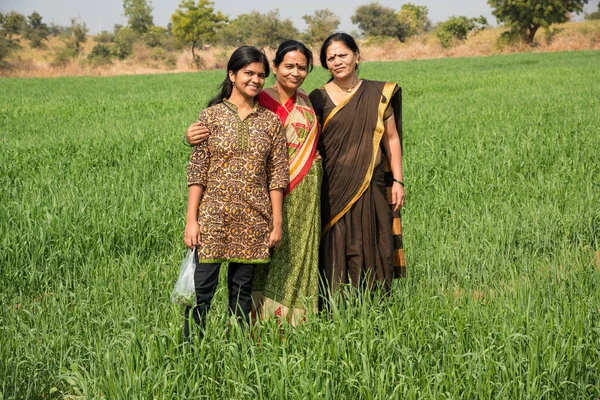 Retrato Mãe Filha Felizes Campo Maharashtra Índia — Fotografia de Stock