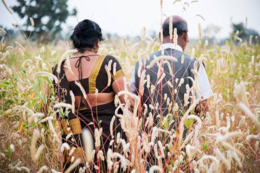 Çiftliklerinde Hintli kırsal bir çift