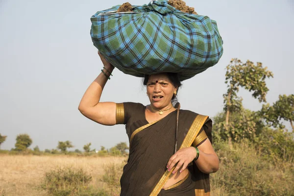 Kırsal Hintli Kadınlar Kafalarında Yük Taşırlar — Stok fotoğraf