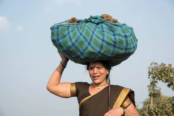 Kırsal Hintli Kadınlar Kafalarında Yük Taşırlar — Stok fotoğraf