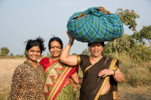 Güzel Mutlu Hintli Kadın Tarlada Doğanın Tadını Çıkarıyor — Stok fotoğraf