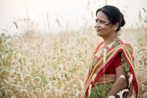 Mooie Gelukkig Indiase Vrouw Sari Het Veld Genieten Van Natuur — Stockfoto