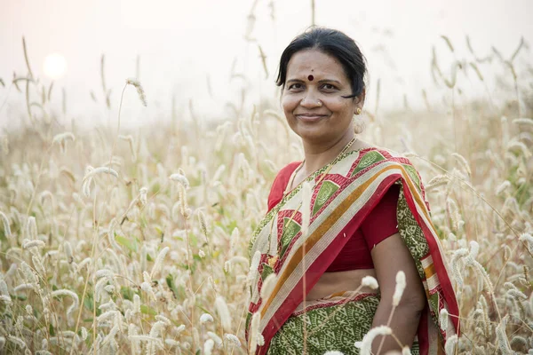 Mooie Gelukkig Indiase Vrouw Sari Het Veld Genieten Van Natuur — Stockfoto