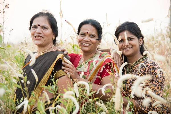 Mooie Gelukkige Indiase Vrouwen Het Veld Genieten Van Natuur — Stockfoto