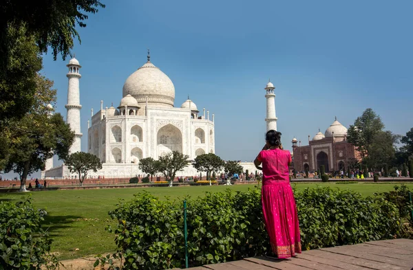 Mladá Dívka Tradičním Oblečení Fotografování Taj Mahal Agra Indie — Stock fotografie