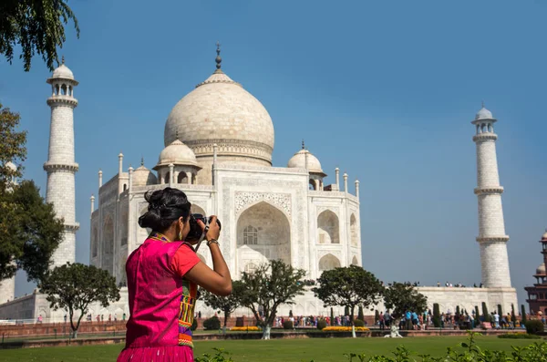 Giovane Ragazza Abiti Tradizionali Sta Scattando Foto Taj Mahal Agra — Foto Stock