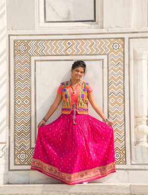 Geleneksel elbiseli genç kız Hindistan 'ın Agra kentindeki Taj Mahal' in önünde poz veriyor..