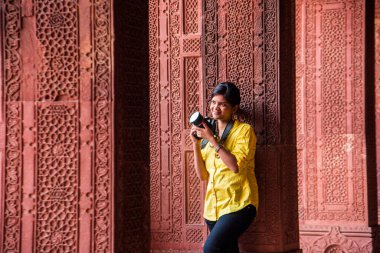 Kızıl Kale Agra 'da kameralı kadın turistler, UNESCO Dünya Mirası sahası.