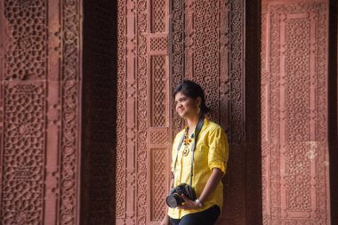 Kızıl Kale Agra 'da kameralı kadın turistler, UNESCO Dünya Mirası sahası.