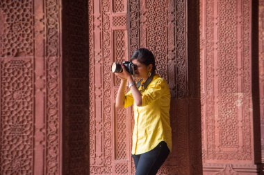 Kızıl Kale Agra 'da kameralı kadın turistler, UNESCO Dünya Mirası sahası.