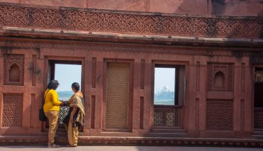 Kızıl Kale, Agra, Hindistan 'dan Taj Mahal' i görmeye gelen romantik Hintli çift..