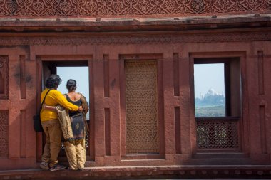 Kızıl Kale, Agra, Hindistan 'dan Taj Mahal' i görmeye gelen romantik Hintli çift..