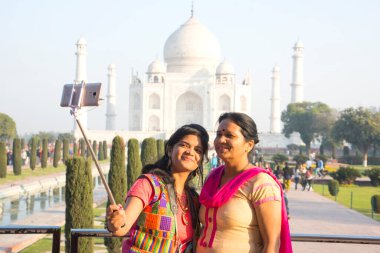 Hint anne ve kızı, Hindistan 'ın Agra kentindeki dünyanın yedi harikası Taj Mahal anıtının önünde..