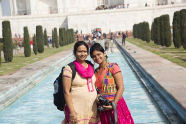 Hint anne ve kızı, Hindistan 'ın Agra kentindeki dünyanın yedi harikası Taj Mahal anıtının önünde..