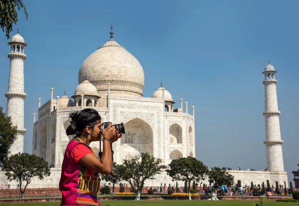 Tânără Îmbrăcată Haine Tradiționale Face Fotografii Taj Mahal Agra India — Fotografie, imagine de stoc
