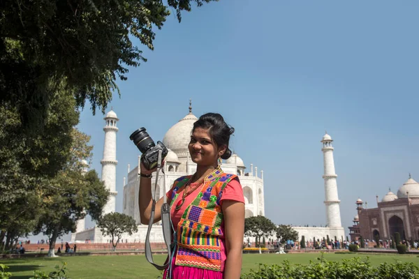 Mladá Dívka Tradičním Oblečení Fotografování Taj Mahal Agra Indie — Stock fotografie