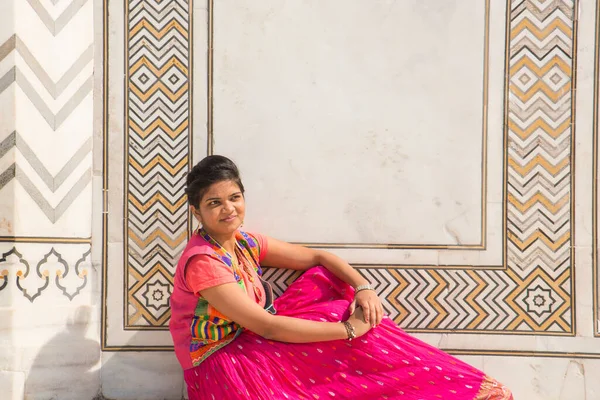 Young Girl Traditional Clothes Posing Front Wall Taj Mahal Agra — Stock Photo, Image