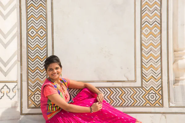 Geleneksel Elbiseli Genç Kız Hindistan Agra Kentindeki Taj Mahal Önünde — Stok fotoğraf