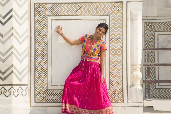 Ung Flicka Traditionella Kläder Poserar Framför Väggen Taj Mahal Agra — Stockfoto