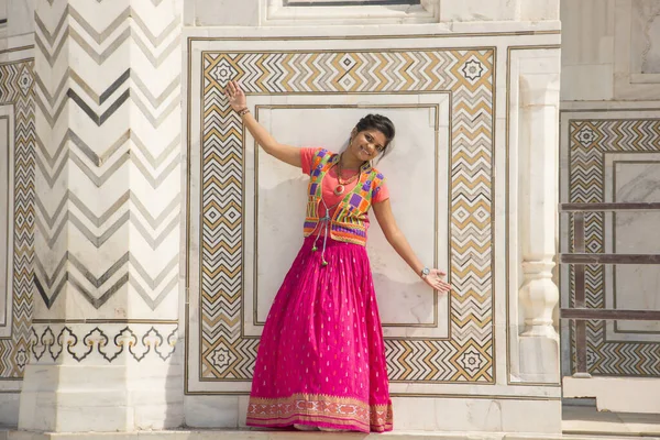 Jong Meisje Traditionele Kleren Poseert Voorkant Muur Van Taj Mahal — Stockfoto