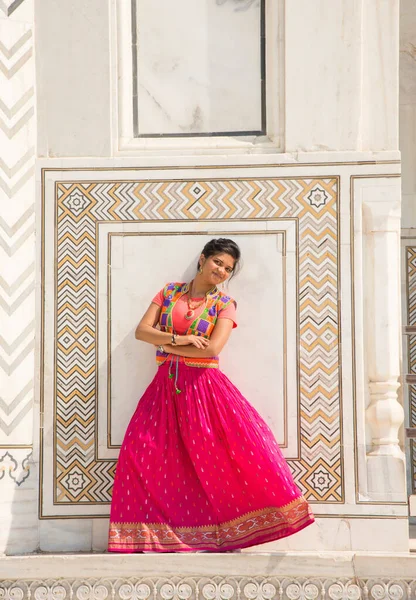 Egy Fiatal Lány Hagyományos Ruhában Taj Mahal Falán Pózol Indiai — Stock Fotó