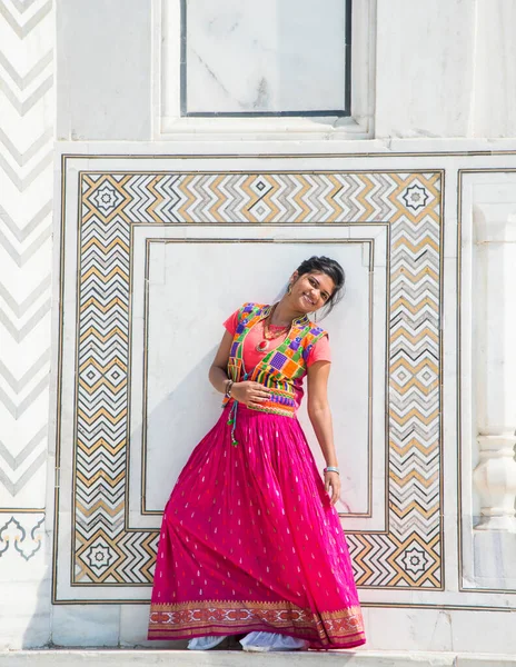 Junges Mädchen Traditioneller Kleidung Posiert Vor Der Wand Des Taj — Stockfoto