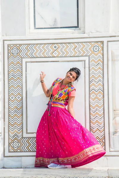 Egy Fiatal Lány Hagyományos Ruhában Taj Mahal Falán Pózol Indiai — Stock Fotó